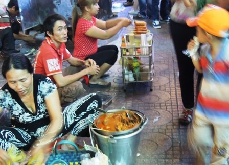 Càng mất vệ sinh, món ăn vỉa hè lại càng bắt mắt khách hàng