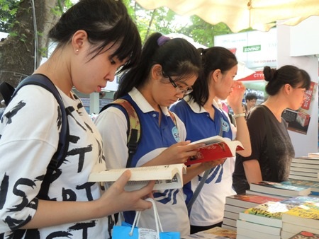 Người trẻ nhịn ăn... mua sách - 3 Một nhóm sinh viên chọn mua sách.