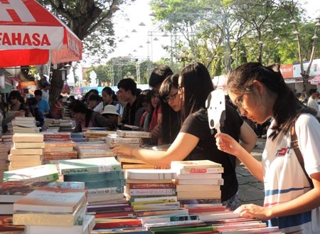 Người trẻ nhịn ăn... mua sách - 4 Với nhiều bạn trẻ, để mua đươc những cuốn sách họ phải để dành tiền hoặc nhịn ăn sáng
