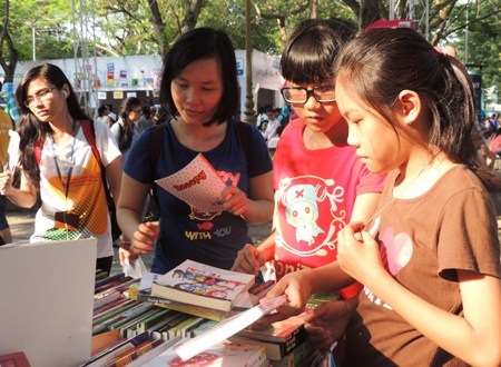 Người trẻ nhịn ăn... mua sách - 2 Sức trẻ không ngại nắng nóng để tìm mua được những cuốn sách ưng ý với giá ưu đãi