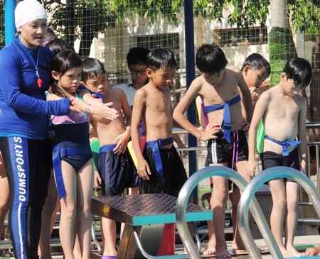 Tổ chức môn bơi cho HS là cần thiết nhưng đang là một áp lực lớn đối với các trường học. 