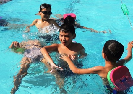 Học trò đùa nghịch, việc giám sát được hàng chục em ở dưới nước là chuyện không hề dễ dàng. 