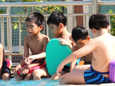 Học sinh Trường tiểu học Lê Quý Đôn, Q.7 trong giờ học bơi. 