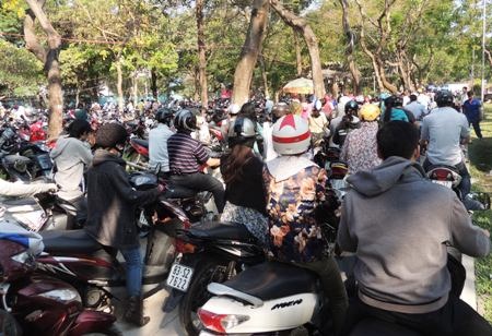 Người Sài Gòn xếp hàng dưới nắng như đổ lửa để mua sách - 1 Người dân xếp hàng dài dằng dặc chờ đến lượt gửi xe để vào mua sách.