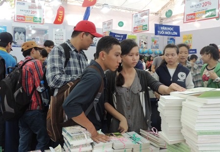 Người Sài Gòn xếp hàng dưới nắng như đổ lửa để mua sách - 6 Giữa trời nắng như đổ lửa, người dân chen chân đi mua sách là cảnh tượng vô cùng hiếm thấy.