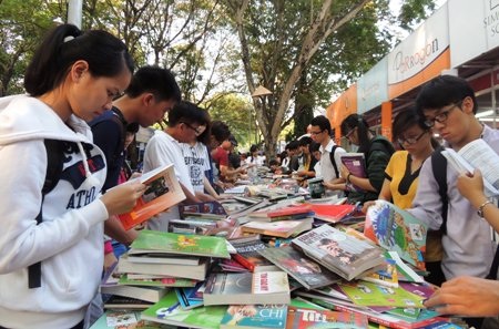 Người Sài Gòn xếp hàng dưới nắng như đổ lửa để mua sách - 8 Giữa trời nắng như đổ lửa, người dân chen chân đi mua sách là cảnh tượng vô cùng hiếm thấy.
