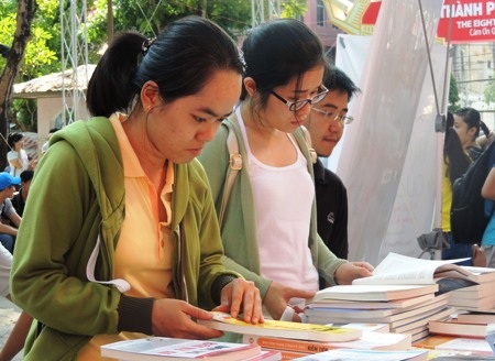 Người Sài Gòn xếp hàng dưới nắng như đổ lửa để mua sách - 10 Giữa trời nắng như đổ lửa, người dân chen chân đi mua sách là cảnh tượng vô cùng hiếm thấy.