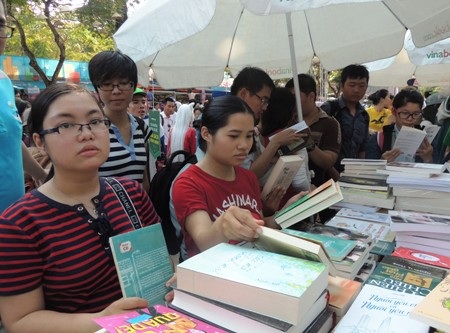 Người Sài Gòn xếp hàng dưới nắng như đổ lửa để mua sách - 12 Giữa trời nắng như đổ lửa, người dân chen chân đi mua sách là cảnh tượng vô cùng hiếm thấy.