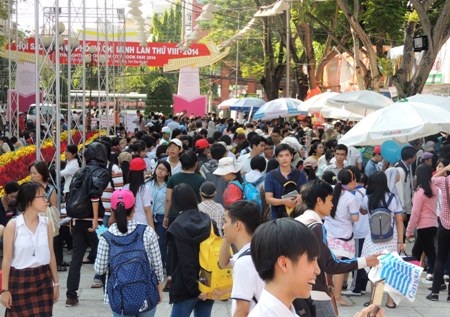 Người Sài Gòn xếp hàng dưới nắng như đổ lửa để mua sách - 3 Giữa trời nắng như đổ lửa, người dân chen chân đi mua sách là cảnh tượng vô cùng hiếm thấy.