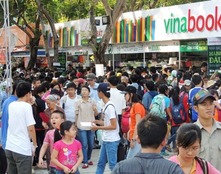 Người Sài Gòn xếp hàng dưới nắng như đổ lửa để mua sách - 4 Giữa trời nắng như đổ lửa, người dân chen chân đi mua sách là cảnh tượng vô cùng hiếm thấy.
