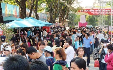 Người Sài Gòn xếp hàng dưới nắng như đổ lửa để mua sách - 5 Giữa trời nắng như đổ lửa, người dân chen chân đi mua sách là cảnh tượng vô cùng hiếm thấy.