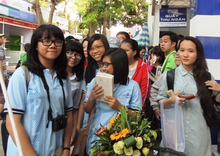 Người Sài Gòn xếp hàng dưới nắng như đổ lửa để mua sách - 9 Giữa trời nắng như đổ lửa, người dân chen chân đi mua sách là cảnh tượng vô cùng hiếm thấy.