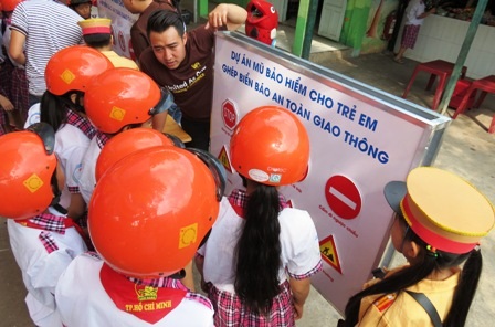 Học sinh học ngoại khóa về an toàn giao thông - 1 Học sinh tiểu học đội mũ bảo hiểm và tìm hiểu về biển báo giao thông.