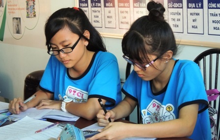 Học sinh lớp 9 Tăng cường 1 mặc đồng phục lớp trong ngày thứ 6. 