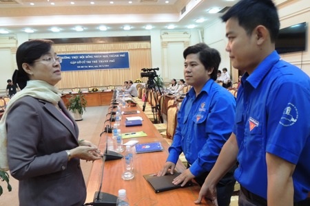 "Gặp lãnh đạo thành phố khó hơn gặp thứ trưởng" - 3 Bà Nguyễn Thị Quyết Tâm, Chủ tịch HĐND TPHCM trò chuyện với các cử tri trẻ.