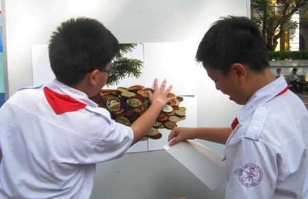 "Ngại" lấy dẫn chứng dạy phòng chống tham nhũng - 2 Học sinh Trường chuyên Trần Đại Nghĩa, TPHCM trong tiết học ngoại khóa về quản lý tài chính