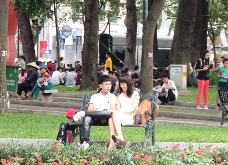 Bạn trẻ ngồi tâm sự tận hưởng sự yên bình của phố phường