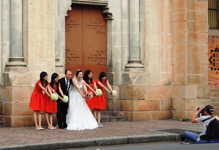 Tà áo dài trắng tung bay trên đường phố Sài Gòn. 