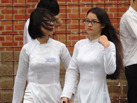 Tà áo dài trắng tung bay trên đường phố Sài Gòn. 