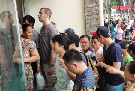 Trong dòng người chờ mua vé vào tham quan Dinh Thống Nhất có rất nhiều du khách nước ngoài. 