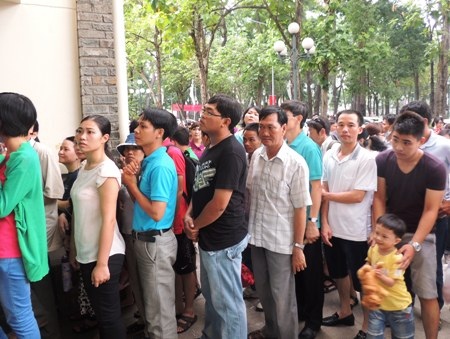 Trong dòng người chờ mua vé vào tham quan Dinh Thống Nhất có rất nhiều du khách nước ngoài. 