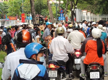 Lối vào bãi gửi xe kín người. 