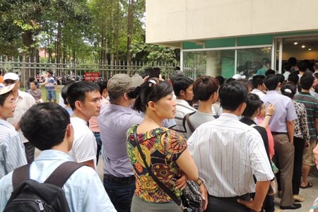 Trong dòng người chờ mua vé vào tham quan Dinh Thống Nhất có rất nhiều du khách nước ngoài. 