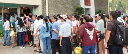 Trong dòng người chờ mua vé vào tham quan Dinh Thống Nhất có rất nhiều du khách nước ngoài. 