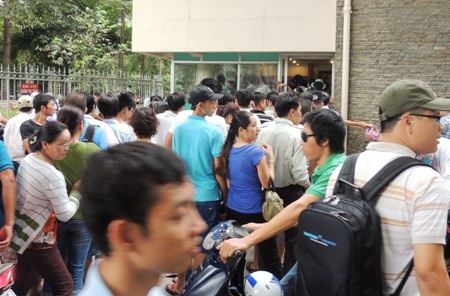 Trong dòng người chờ mua vé vào tham quan Dinh Thống Nhất có rất nhiều du khách nước ngoài. 