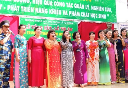 Xúc động nghe cô giáo đọc thư gửi chồng ở đảo xa - 2 Xúc động nghe cô giáo đọc thư gửi chồng ở đảo xa