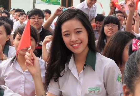 Xúc động nghe cô giáo đọc thư gửi chồng ở đảo xa - 7 Thầy và trò cùng góp sức cho đảo xa trước khi nghỉ hè.