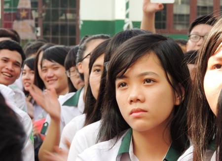 Xúc động nghe cô giáo đọc thư gửi chồng ở đảo xa - 8 Thầy và trò cùng góp sức cho đảo xa trước khi nghỉ hè.