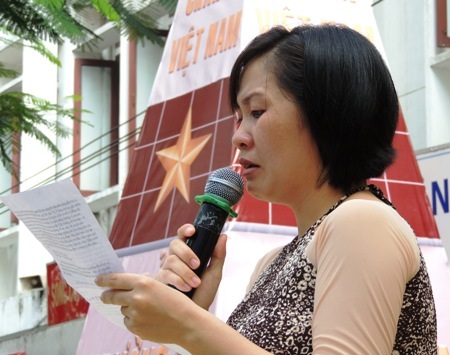 Xúc động nghe cô giáo đọc thư gửi chồng ở đảo xa - 1 Xúc động nghe cô giáo đọc thư gửi chồng ở đảo xa