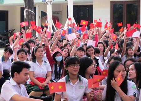 Xúc động nghe cô giáo đọc thư gửi chồng ở đảo xa - 6 Thầy và trò cùng góp sức cho đảo xa trước khi nghỉ hè.