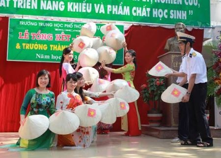 Xúc động nghe cô giáo đọc thư gửi chồng ở đảo xa - 4 Tiết mục múa nón của giáo viên được kết thúc bằng hình ảnh xếp bản đồ Tổ quốc.