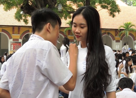 Cậu học trò lên Lộc với những lời chúc của bạn bè được đánh dấu trên chiếc áo trắng.