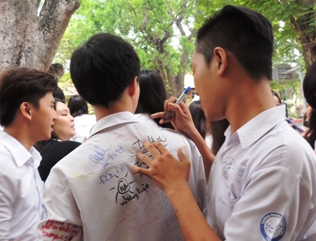 Cậu học trò lên Lộc với những lời chúc của bạn bè được đánh dấu trên chiếc áo trắng.