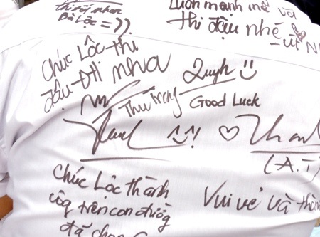 Cậu học trò lên Lộc với những lời chúc của bạn bè được đánh dấu trên chiếc áo trắng.