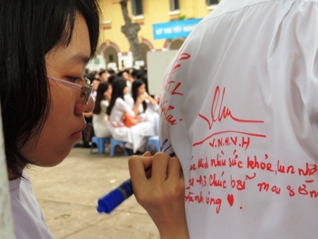 Áo trắng học trò in màu kỷ niệm