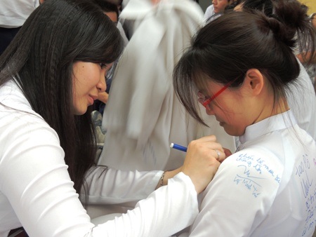 Cậu học trò lên Lộc với những lời chúc của bạn bè được đánh dấu trên chiếc áo trắng.