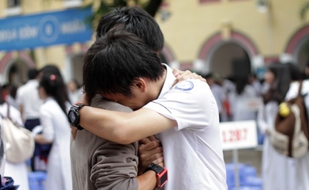 Hãy để các em thể hiện đúng cảm xúc, tình cảm thật trong ngày lễ tri ân, trưởng thành của mình