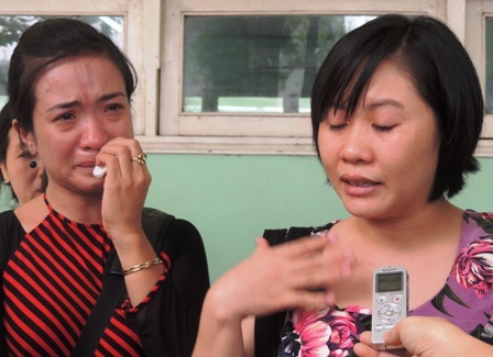 Nhiều giáo viên bật khóc trước quyết định giải thể trường