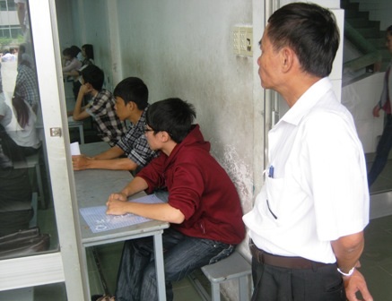 Phải thi đỗ là một áp lực rất lớn mà học trò phải đối diện.