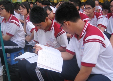 Học trò chạy đua theo lịch ôn thi tốt nghiệp - 1 Học sinh khối 12 tại các nhiều trường THPT ở TPHCM đang chạy nước rút ôn thi tốt nghiệp THPT