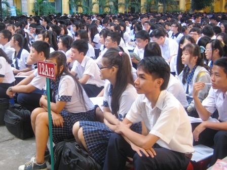 Học trò chạy đua theo lịch ôn thi tốt nghiệp - 2 Nhiều trường vẫn phải cấm túc dò bài học sinh. (Ảnh minh họa)