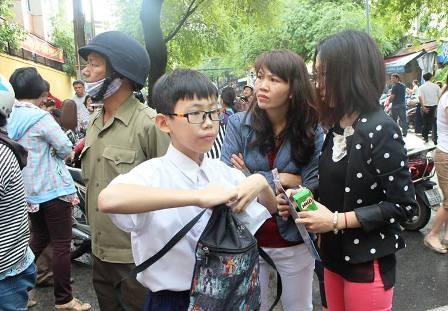 Học sinh giỏi đua “1 chọi 11” vào lớp 6 - 6 Cuộc thi vào lớp 6 của con trẻ nhưng đây còn được xem là cuộc thi của các phụ huynh