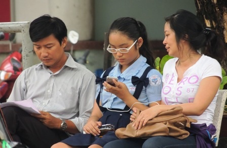 Học sinh giỏi đua “1 chọi 11” vào lớp 6 - 4 Bố mẹ cùng động viên con trước lúc bước vào môn thi đầu tiên.