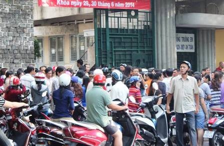 Học sinh giỏi đua “1 chọi 11” vào lớp 6 - 1 Các hội đồng thi vào lớp 6 chuyên Trần Đại Nghĩa đông nghẹt phụ huynh đưa đón con.