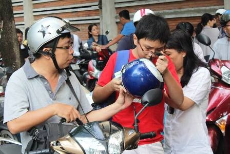 Học sinh giỏi đua “1 chọi 11” vào lớp 6 - 5 Bố mẹ cùng động viên con trước lúc bước vào môn thi đầu tiên.