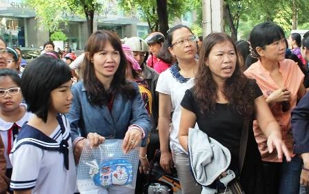 Học sinh giỏi đua “1 chọi 11” vào lớp 6 - 2 Các hội đồng thi vào lớp 6 chuyên Trần Đại Nghĩa đông nghẹt phụ huynh đưa đón con.